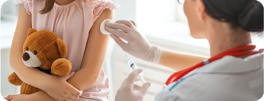 médica administra uma vacina numa criança